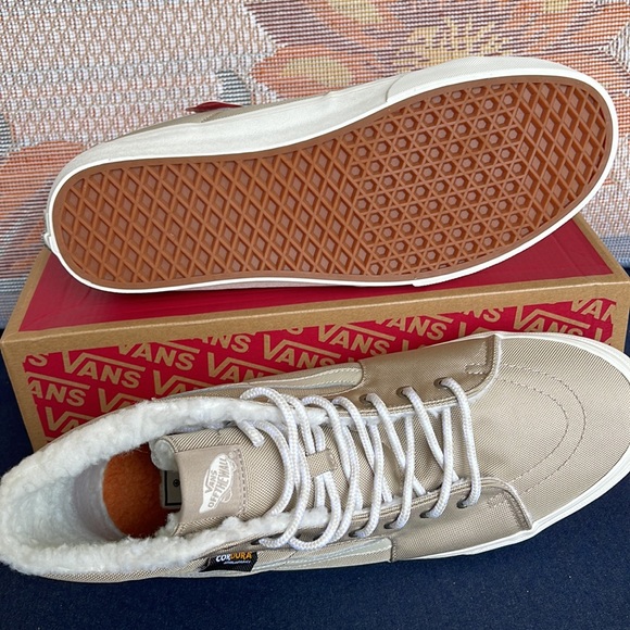 Vans Men’s Sk8-Hi
Cordura Sherpa Walnut
VN0A4BVTINU
Sneakers - Picture 4 of 16